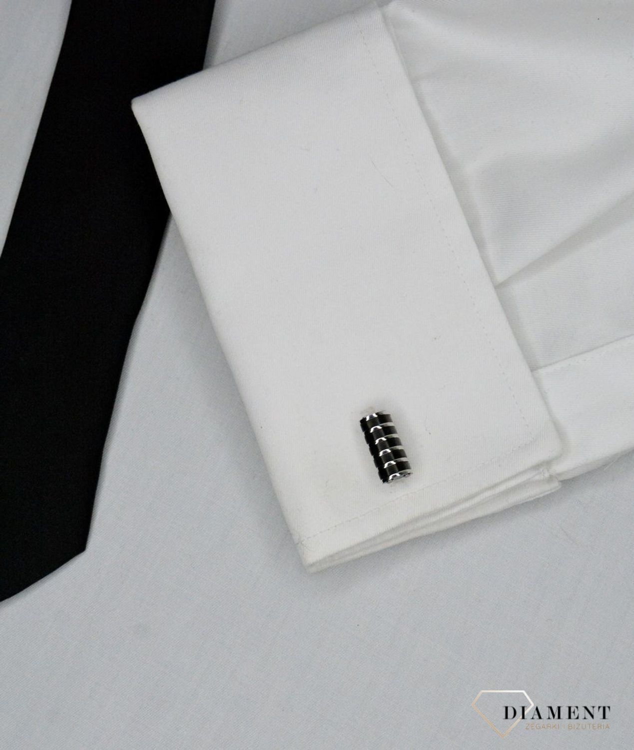 Spinki do mankietów Nomination Italy Strong czarne 028305 030.Na śnieżnobiałej koszuli będą prezentować się bardzo elegancko i oryginalnie. Spinki zapakowane w eleganckie pudełko, będą stanowić idealny, gotowy do wręczenia.jpg